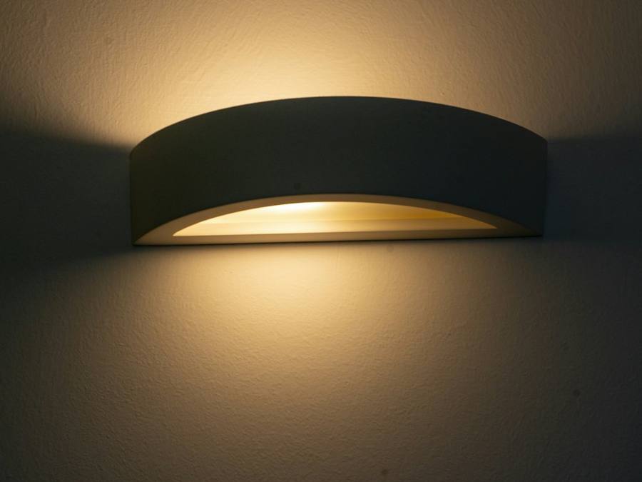 Wandleuchte mit warmem, indirektem Licht