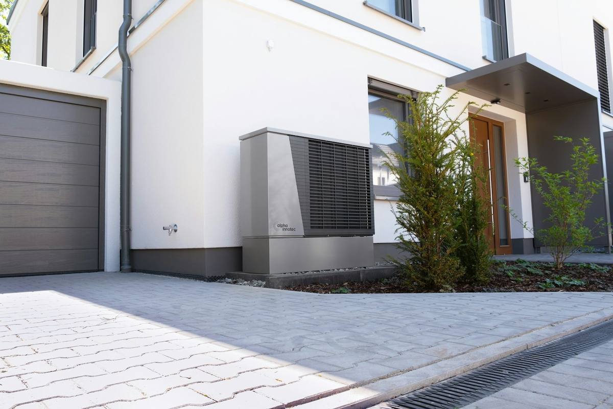Luft-Wasser-Wärmepumpe an der Hauswand eines Einfamilienhauses